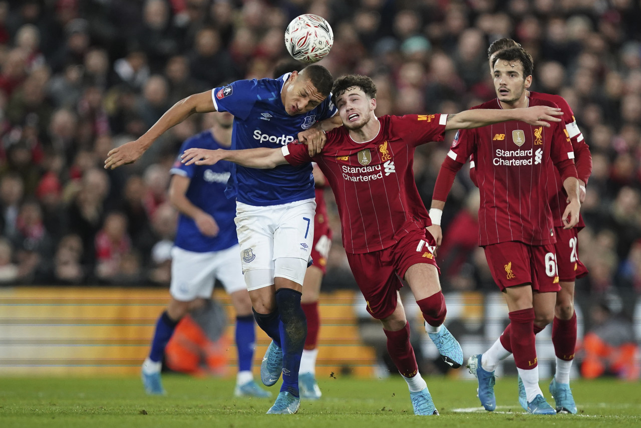 足球巴萨公布主力中场伤情，将缺阵一月